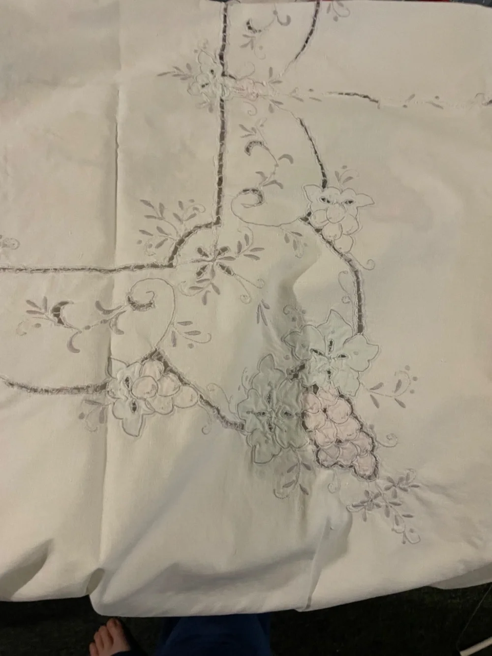 Beautiful embroidered table linen 60 x 90